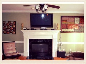 Living area - once again, new paint, TOTALLY different decorating, and NO exposed wires all over. o.O 