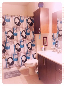 Mini Maven's retro rockstar bathroom