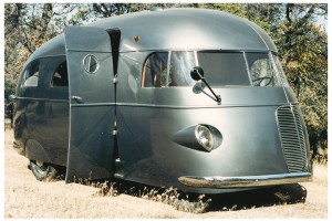 Some whackytacular van/bus/airstream auto from a 1950s-'60s space movie!