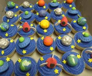 These just make me giddy & gleeful! Normally Jupiter is my favorite planet, but I am so impressed with these petite, edible Earths that that's the one I would pick to eat (first). ;) I found this photo via Magnolia Cakes, but the description left little to be desired ~ it simply said: Cupcakes 3D-Space. Hrmpf, well, they are out of this world, if you ask me!