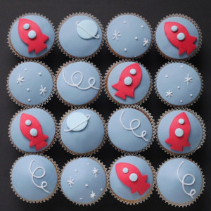 As much as I am 'over the moon' about the aforementioned/aforephotographed space cupcakes from Magnolia, these retro space cakes are probably more my amateur speed. These were made by hello-naomi (Flickr). I first read about them on Cupcake Takes the Cake blogspot. I love the muted, minimalist design they're rocketin'!