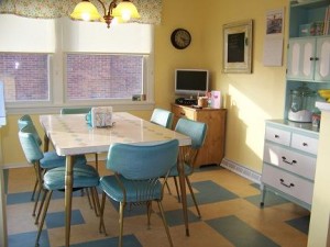 I LOVE this soothing, yet playful retro dining room, decorated in truly fabulous vintage pieces & collectibles! The downplayed color selection makes it cherry & airy without being overstated or dull. Because it is so superbly displayed, having those modern touches & convenances does not distract from the validity of the era. This is such a keen demonstration of someone taking the time to find the right elements and pulling them all together with flooring and wall paint, yet not making it flashy or spending an arm and a leg on design. I found this photo on Teresa's Family Cleaning's website, which is retro-ly peachy clean, Jellybeans! I'd check 'em out if you live in the area. :)