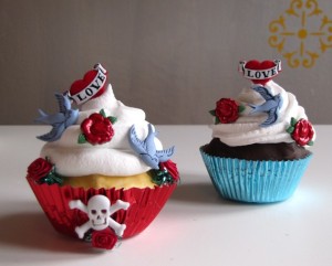 As the same with these! I would like one edible one & one ceramic one to display on the windowsill in my kitchen. ::grin:: I couldn't find much information about these divinely delectable little cupcakes, only that they were submitted on vuduloja.com under: Moda Retrô, Rockabilly & Tattoo. I'd submit them under: YUM!