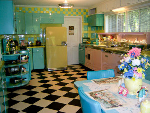 Take this absolutely DELICIOUS kitchen, for example... Good heavens to Betsy, babes, this kitchen it so kitschy I could bake cupcakes a mile high because I'd never want to leave it! There are so many ways to decorate a modern kitchen with vintage objet d'art, but it is nothing by swoony if you go so far as to furnish EVERYTHING in appliances and materials FROM the era. This color palette is to die for! I want to roll over the floor & dance on the countertops! 